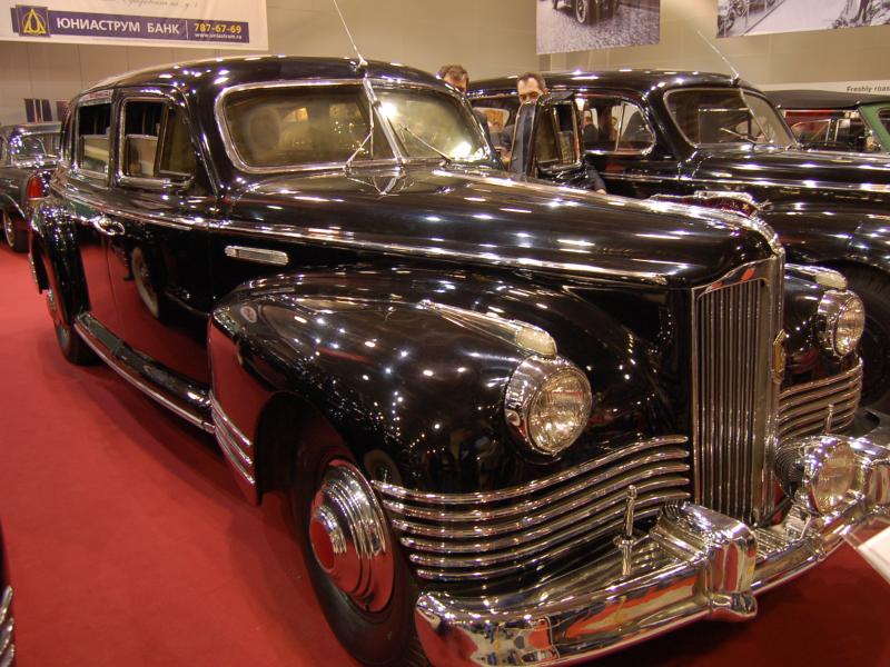 Черный классический автомобиль на выставке старинных автомобилей
