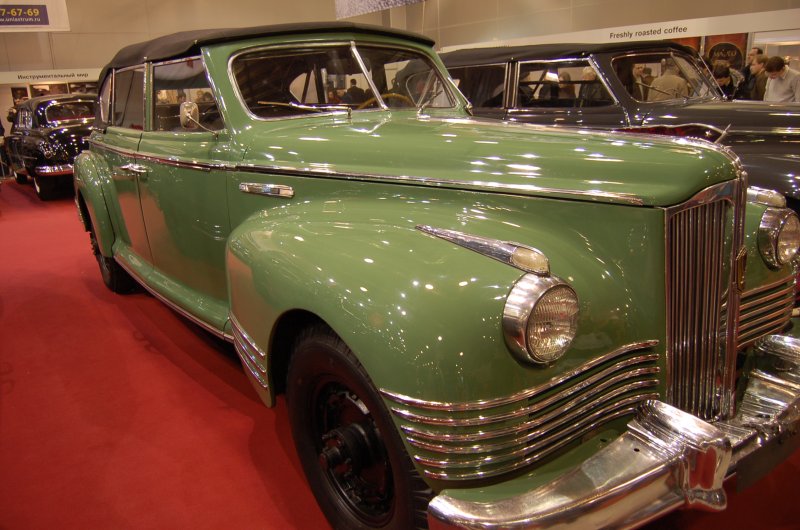 Oldtimer-выставка в Москве, 2007: зелёный кабриолет с чёрным верхом