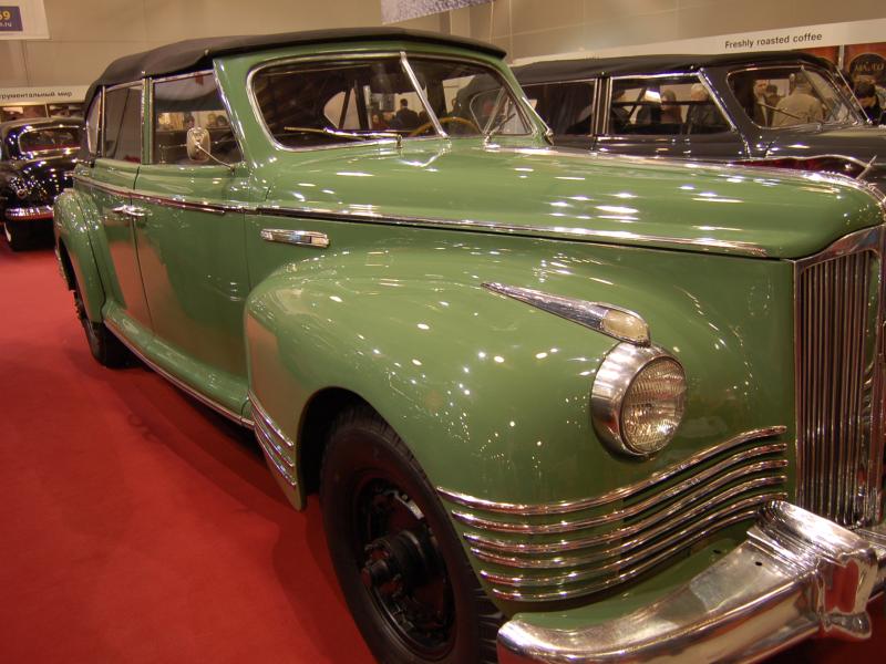 Oldtimer-выставка в Москве, 2007: зелёный кабриолет с чёрным верхом