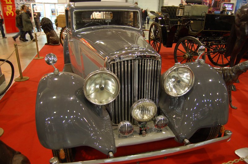 Oldtimer 2007: серый Bentley с хромированным радиатором на красном ковре