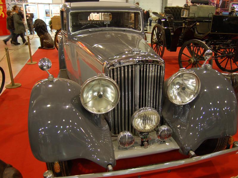 Oldtimer 2007: серый Bentley с хромированным радиатором на красном ковре