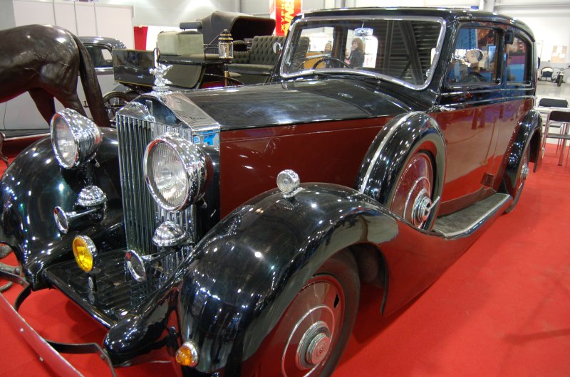 Oldtimer 2007: черный ретро-роллс-ROYС с «птичкой» на капоте в зале выставки
