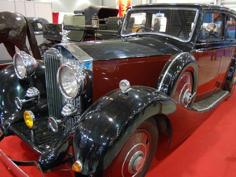 Oldtimer 2007: черный ретро-роллс-ROYС с «птичкой» на капоте в зале выставки