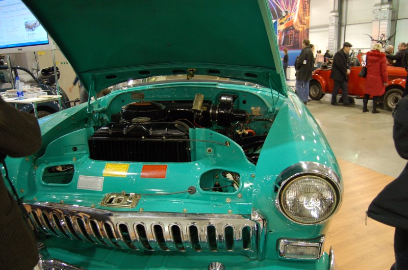 Oldtimer-выставка в Москве, 2007: бирюзовый классик с открытым капотом