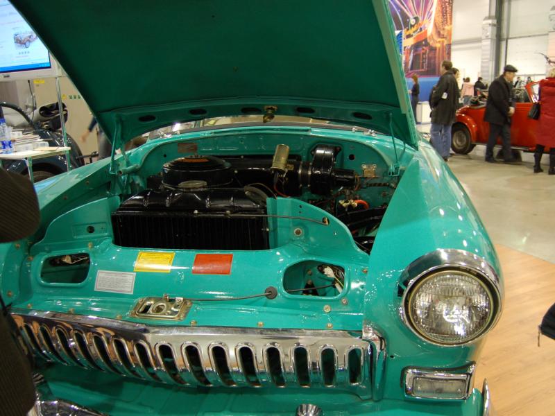 Oldtimer-выставка в Москве, 2007: бирюзовый классик с открытым капотом
