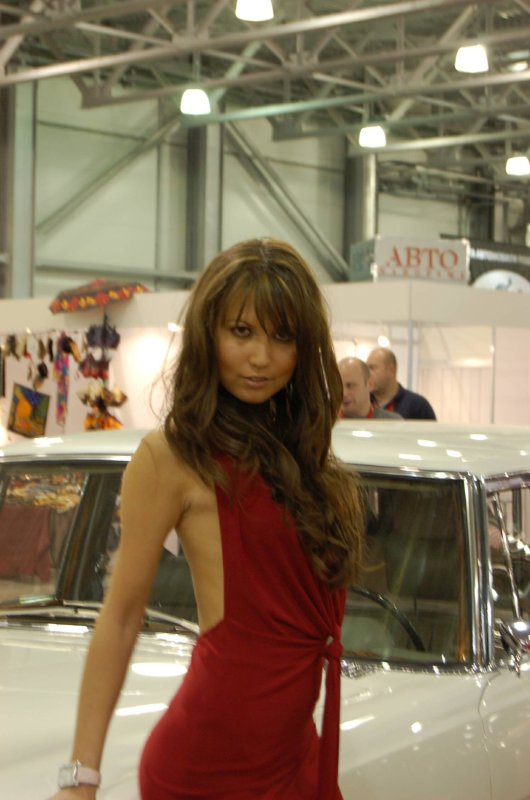 Oldtimer-выставка в Москве, 2007: белый автомобиль и женщина в красном платье