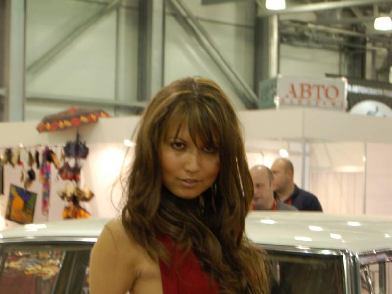 Oldtimer-выставка в Москве, 2007: белый автомобиль и женщина в красном платье