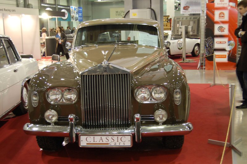 Oldtimer-выставка в Москве, 2007: бронзовый Rolls-Royce Silver Cloud на красном ковре