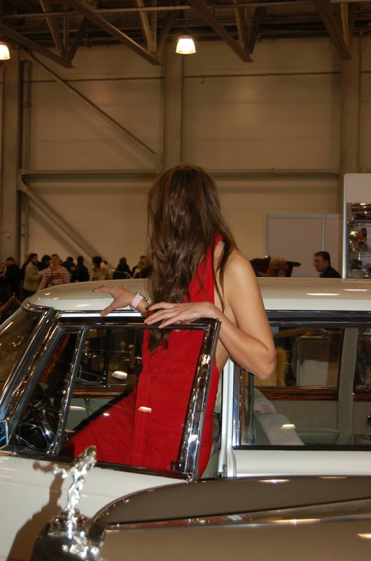 Oldtimer-выставка в Москве, 2007: женщина в красном у белого ретроавтомобиля