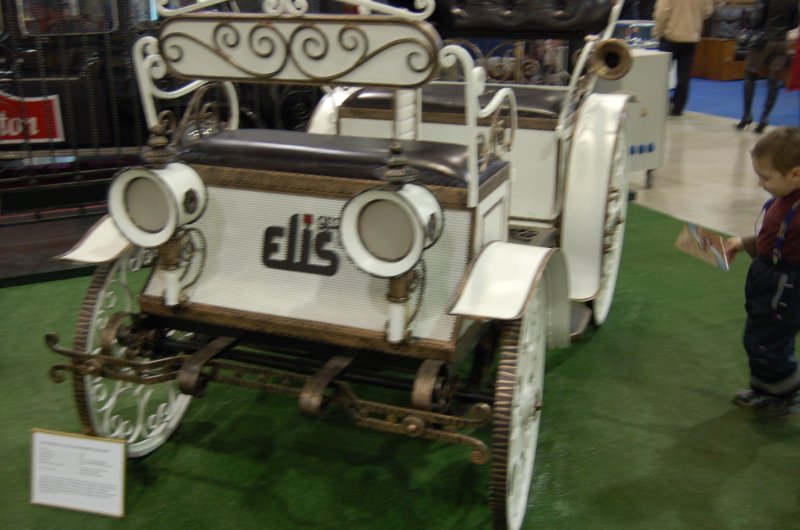 Oldtimer-выставка в России, 2007: белая карета с «Elis» на борту