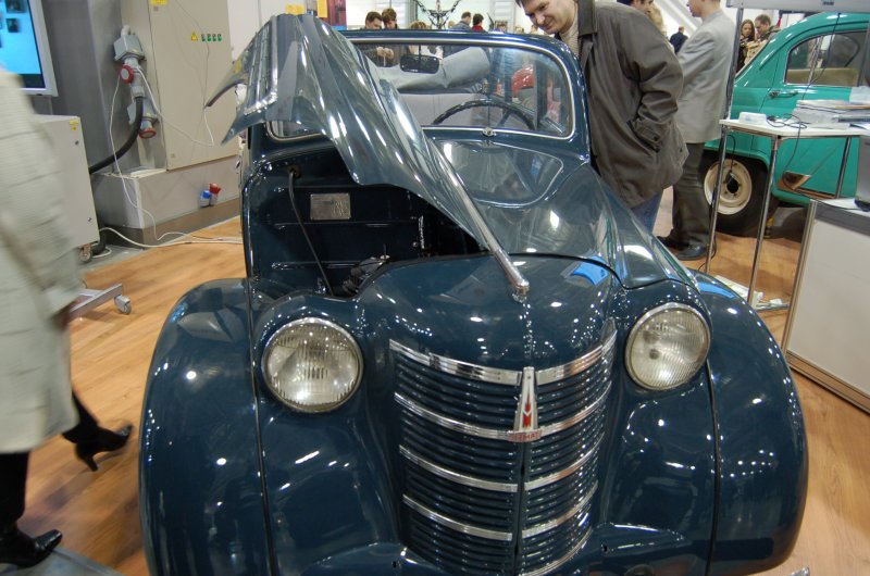 Oldtimer-выставка в Москве, 2007: синий «Москвич» с поднятым капотом
