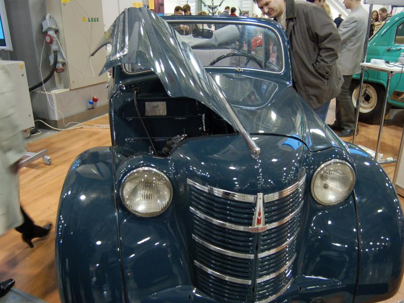 Oldtimer-выставка в Москве, 2007: синий «Москвич» с поднятым капотом
