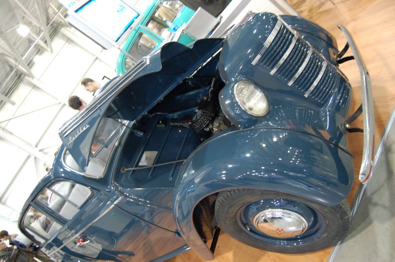 Oldtimer 2007: синий «Москвич» с открытым капотом на выставке в Москве