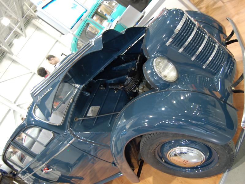 Oldtimer 2007: синий «Москвич» с открытым капотом на выставке в Москве