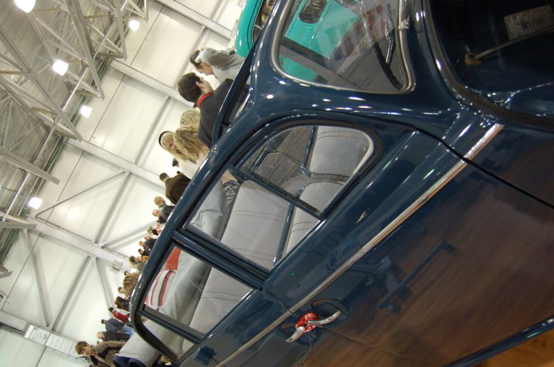 Oldtimer-выставка в России, 2007: синий классический автомобиль и посетители