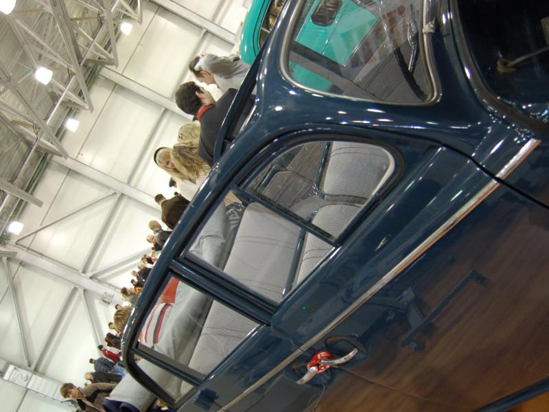 Oldtimer-выставка в России, 2007: синий классический автомобиль и посетители