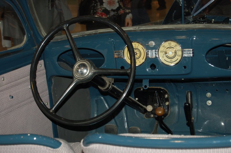 Старый синий автомобиль в Oldtimer, 2007: рулевое колесо и приборы