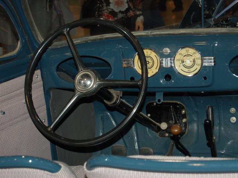 Старый синий автомобиль в Oldtimer, 2007: рулевое колесо и приборы