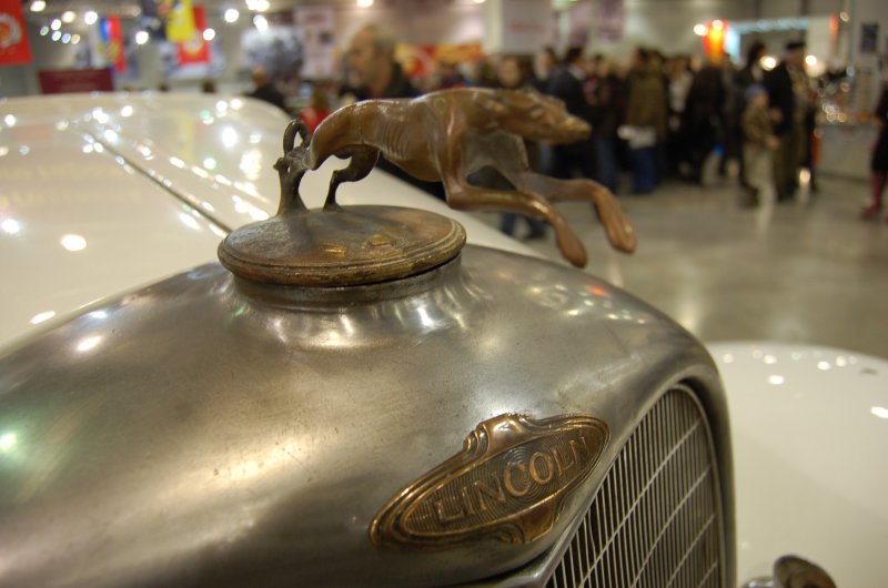 Oldtimer 2007: бронированный гончая на капоте Lincoln в музее