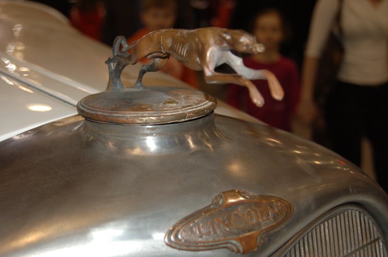 Старый Lincoln с гончей на капоте в музее Oldtimer, 2007
