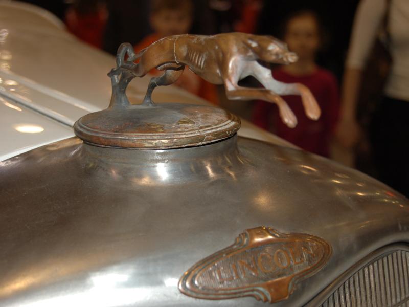 Старый Lincoln с гончей на капоте в музее Oldtimer, 2007