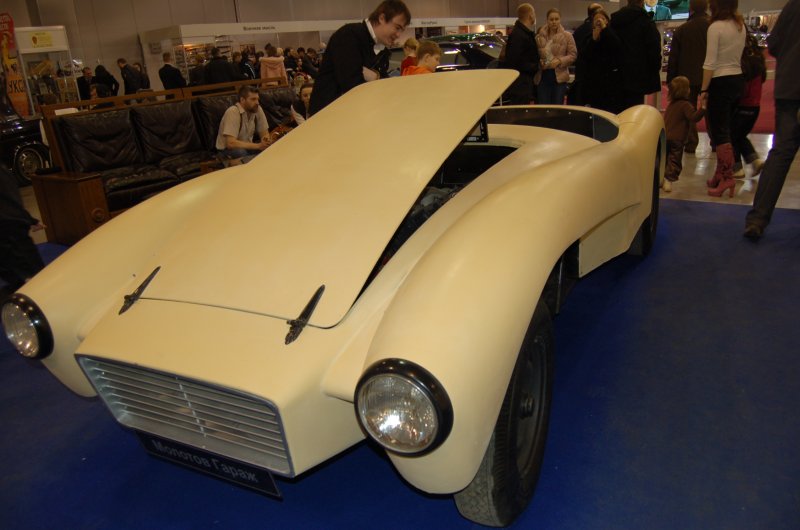 Oldtimer 2007: белый гоночный прототип Молотова Гаража в зале выставки