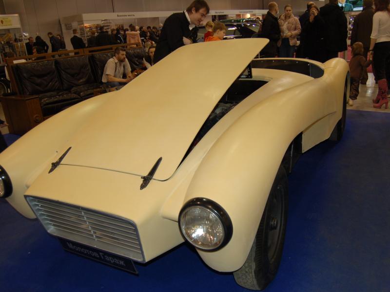Oldtimer 2007: белый гоночный прототип Молотова Гаража в зале выставки