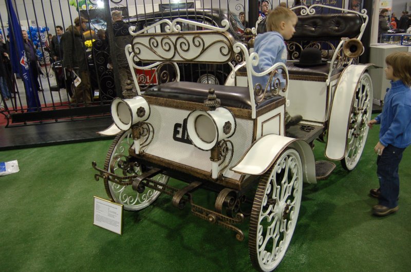Oldtimer 2007, Москва: белая карета с коваными колесами и «EL» на борту