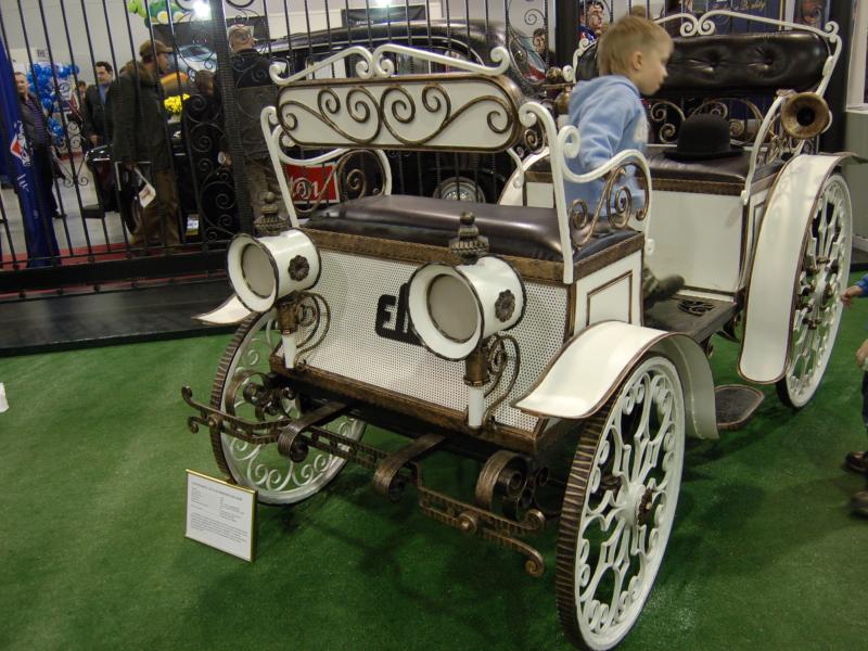 Oldtimer 2007, Москва: белая карета с коваными колесами и «EL» на борту