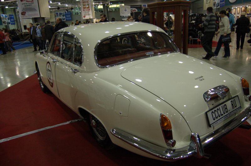 Oldtimer-выставка в Москве, 2007: белый Jaguar Mark 2 на красном ковре