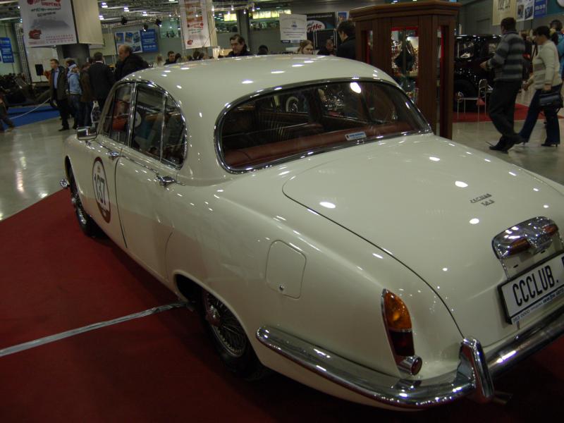 Oldtimer-выставка в Москве, 2007: белый Jaguar Mark 2 на красном ковре