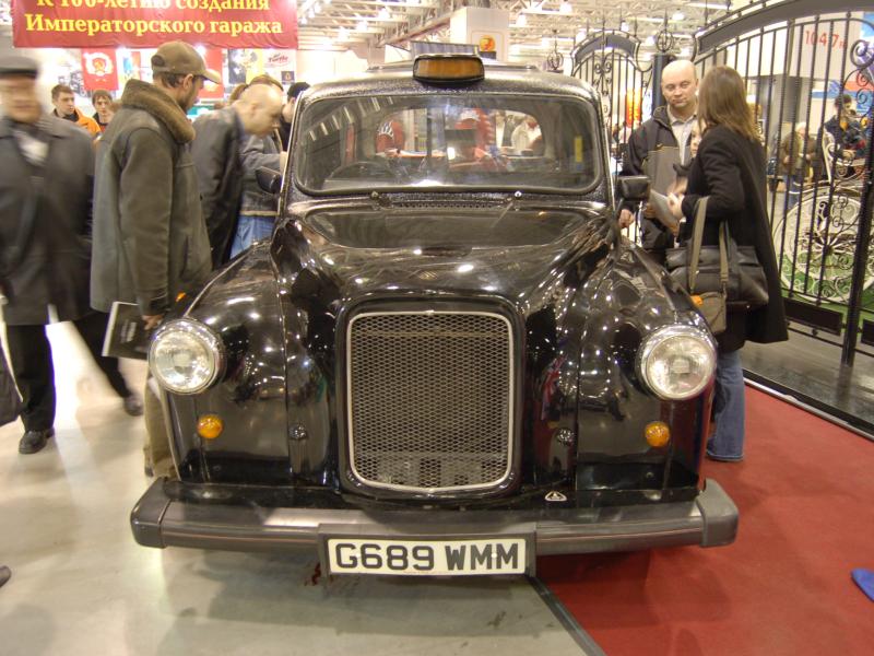 Oldtimer 2007: чёрный такси-такси в зале выставки с надписью «К 100-летию создания Императорского гаража»