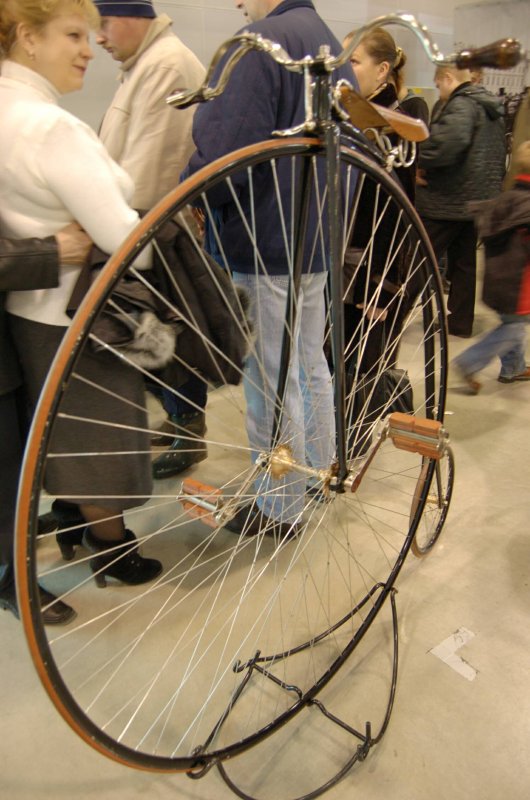 Oldtimer 2007: велосипед-пенни-фартинг на подставке в выставочном зале