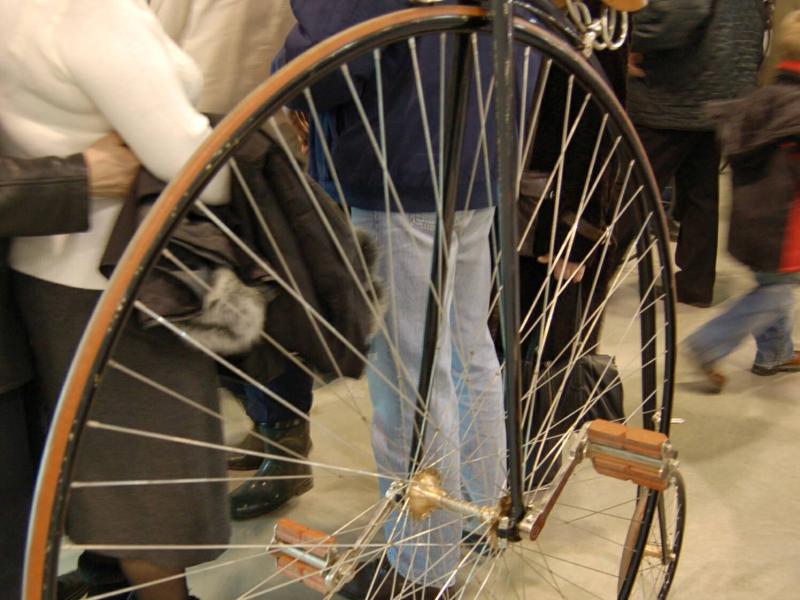 Oldtimer 2007: велосипед-пенни-фартинг на подставке в выставочном зале