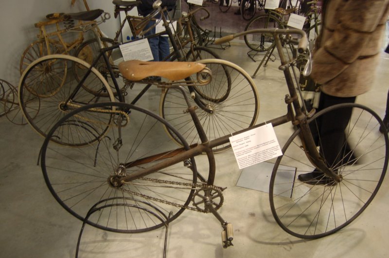 Oldtimer, Россия, 2007: старинные велосипеды в музейной экспозиции