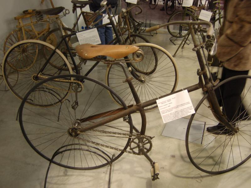 Oldtimer, Россия, 2007: старинные велосипеды в музейной экспозиции