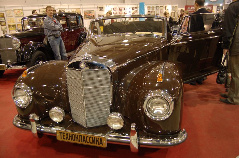 Москва, Oldtimer 2007: бронзовый Mercedes-Benz 300a Cabriolet на красном ковре