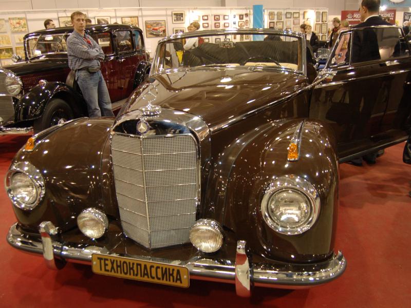 Москва, Oldtimer 2007: бронзовый Mercedes-Benz 300a Cabriolet на красном ковре