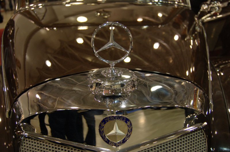 Oldtimer 2007, Москва: хромированный трехлучевой звездный эмблема Mercedes-Benz на капоте классического автомобиля