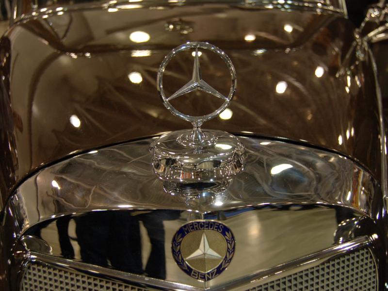 Oldtimer 2007, Москва: хромированный трехлучевой звездный эмблема Mercedes-Benz на капоте классического автомобиля