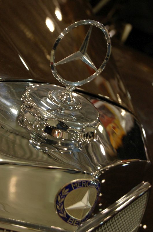 Oldtimer, Москва, 2007: хромированный эмблема Mercedes-Benz на капоте классического автомобиля