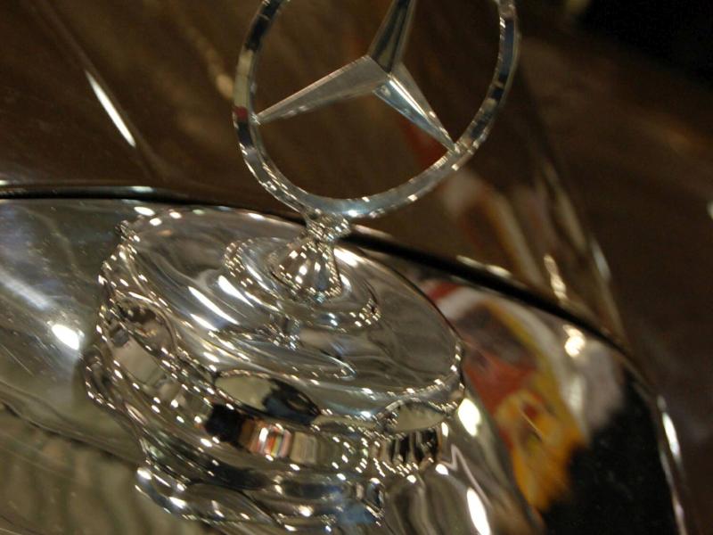 Oldtimer, Москва, 2007: хромированный эмблема Mercedes-Benz на капоте классического автомобиля
