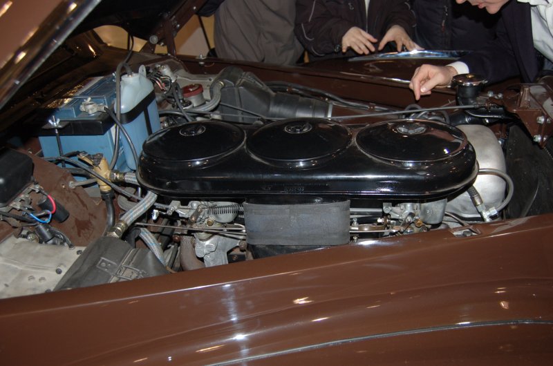 Oldtimer 2007: двигатель с тремя карбюраторами в бронзовой капоте