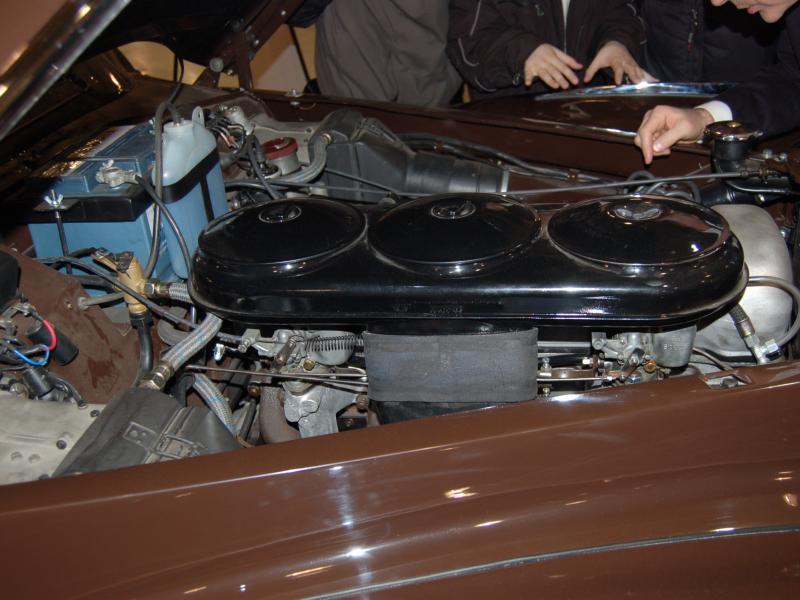 Oldtimer 2007: двигатель с тремя карбюраторами в бронзовой капоте