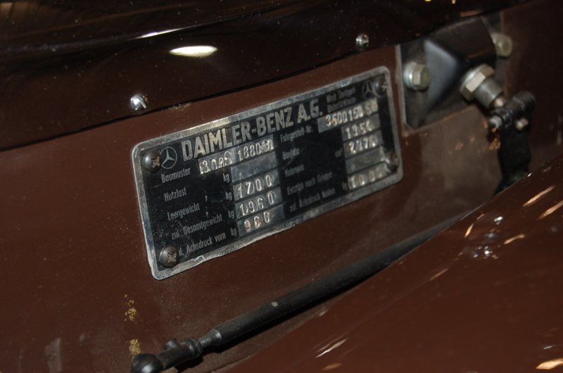Oldtimer, Россия, 2007: табличка Daimler-Benz A.G. на борту автомобиля