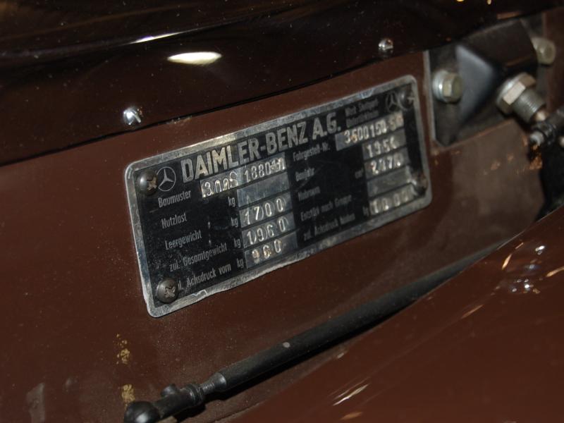Oldtimer, Россия, 2007: табличка Daimler-Benz A.G. на борту автомобиля
