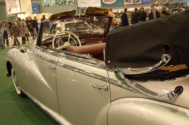 Москва, выставка Oldtimer 2007: белый кабриолет с хромом и кожаной обивкой