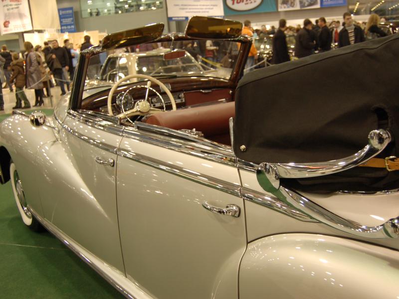Москва, выставка Oldtimer 2007: белый кабриолет с хромом и кожаной обивкой