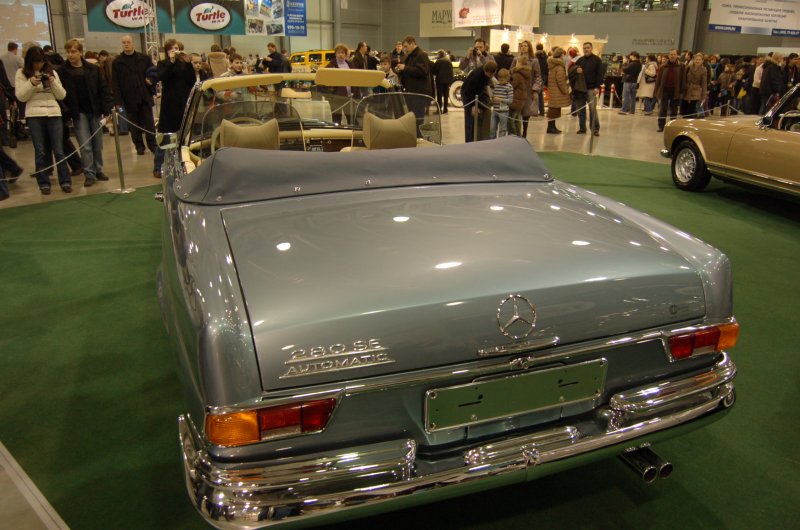 Мерседес-Бенц 280 SE кабриолет на Oldtimer-выставке в Москве, 2007