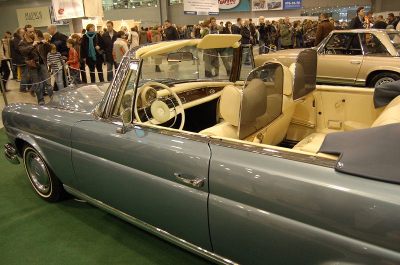Oldtimer-выставка в Москве, 2007: серый Mercedes-Benz 280 SL с кремовым салоном